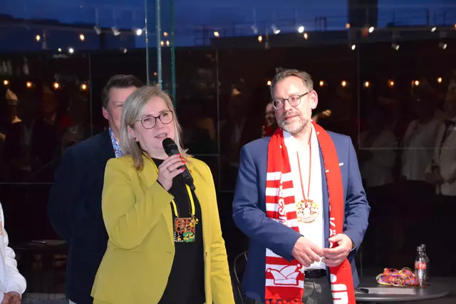 Bürgermeisterin Susanne Stupp und Marc-Steffen Bonte von der Kreissparkasse Köln begrüßten die Frechener Karnevalisten im Keramion.  | Foto: Lars Kindermann