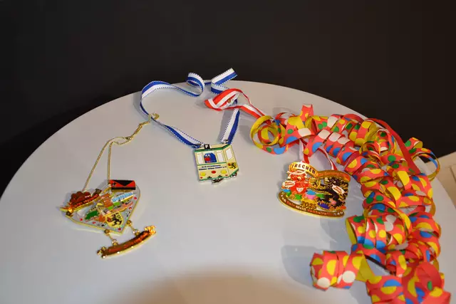 Die Gewinner-Orden des 7. Frechener Ordenswettbewerbs: (v.l.) Wilde Frechener (Platz 3), KG Frechener Klütte Köpp (Platz 1) und KG Rot-Weiß Habbelrath (Platz 2). | Foto: Lars Kindermann