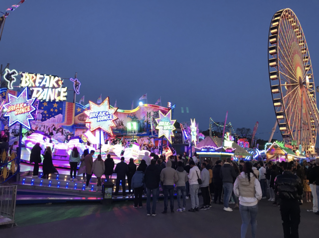 Attraktive Fahrgeschäfte locken die Besucher zur Kirmes. | Foto: Büge