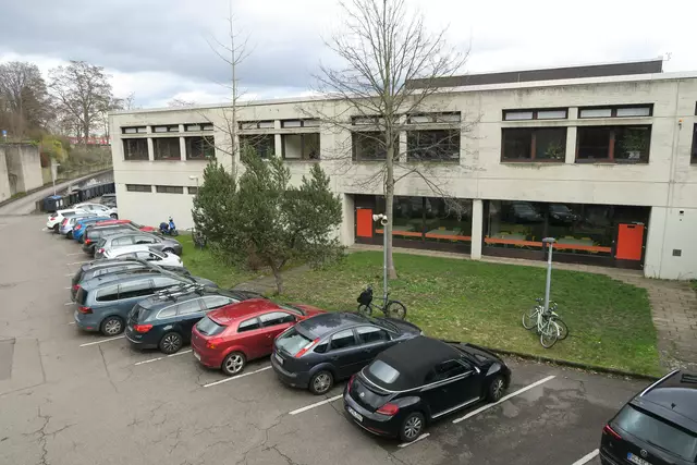Zusammen mit der Anna-Freud-Schule war die Ernst-Simons-Realschule in einem Gebäude am Alten Militärring ansässig. | Foto: Hermans