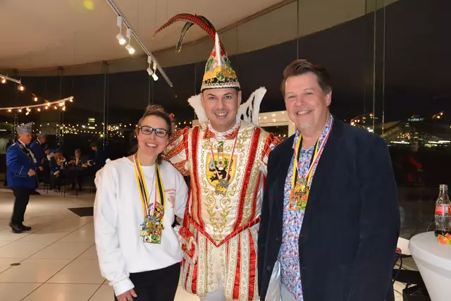 Die Gastgeber des Abends Christine Otto und Klaus Gutowski durften sich über den Prinzenorden und ein gemeinsames Foto mit der närrischen Tollität freuen.  | Foto: Lars Kindermann