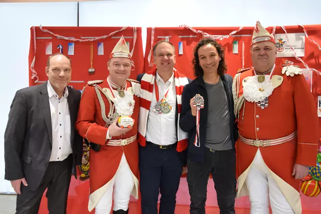 Platz 2 für die Prinzengarde Rot-Weiss Hürth: 2. Vorsitzender Marcus Münch (links) und Schatzmeister Dieter Löcher nehmen den Preis von Stephan Tiefenthal, Dirk Breuer und Stephan Brings entgegen.  | Foto: Thiele-Effertz