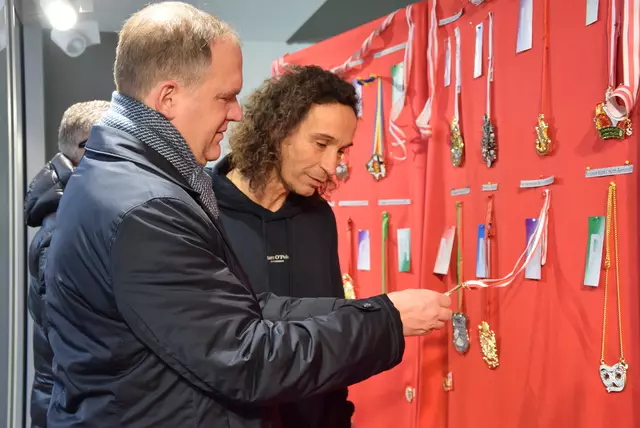 Fachsimpeln unter Juroren. Bürgermeister Dirk Breuer und Musiker Stephan Brings schauten sich jeden einzelnen Orden ganz genau an. | Foto: Thiele-Effertz