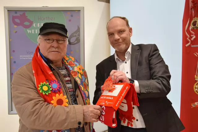 Seiner Mutter, der 98-jährigen Margarete Gräfen, verdankt Robert Gräfen die Teilnahme am Rosenmontagszug.
 | Foto: Thiele-Effertz