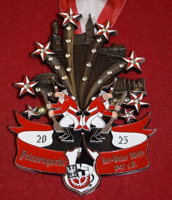 Auf Platz 2 die Prinzengarde Rot-Weiss Hürth.Der Orden steht unter dem Sessionsmotto „Wenn am Himmel de Stääne danze“.  Das Lied der Klüngelköpp passt auf den Orden wie die Faust aufs Auge. „Un von unserer Kirch de Glocke klinge“ - deshalb ist St. Katharina im Orden aufgeführt, ebenso die Clementinenschule, die Jubiläum feiert und die Hofburg des letztjährigen Dreigestirns.Die beweglichen Gardisten, die schwingend die Stippefott präsentieren sind das besondere Highlight. | Foto: Thiele-Effertz