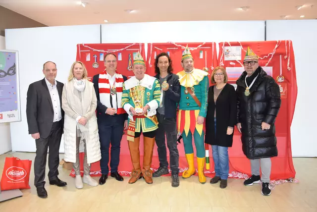 Platz 1 für die Große Gleueler KG (GGKG): v.l. Stephan Tiefenthal (KSK), Center-Managerin Hella Dubrowsky, Bürgermeister Dirk Breuer, Präsident Jörg Steinberger, Stephan Brings, Vorsitzender Arne Modersohn, Martina Thiele-Effertz (Wochenende) und Frank Tesch, Präsident des Hürther Festkomitees. | Foto: Tiefenthal