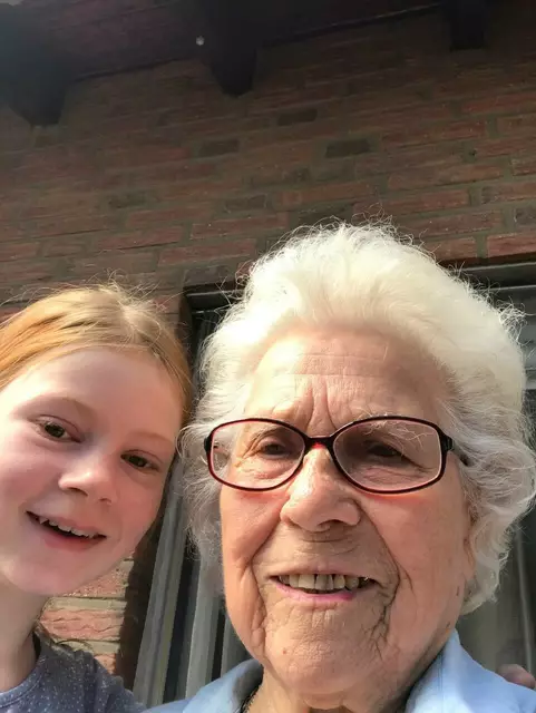 Margarete Gräfen hier mit Urenkelin Ylvie. Die wohl älteste Teilnehmerin gewann die Teilnahme auf einem Karnevalswagen.  | Foto: privat