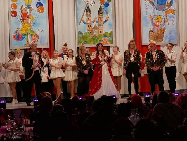Auftritt von Prinzessin Moni I. mit ihrem Tanzcorps der KG Südstädter Weiß-Gold 1986 e.V. in Begleitung des Festkomitee Wesselinger Karneval | Foto: Anita Brandtstäter