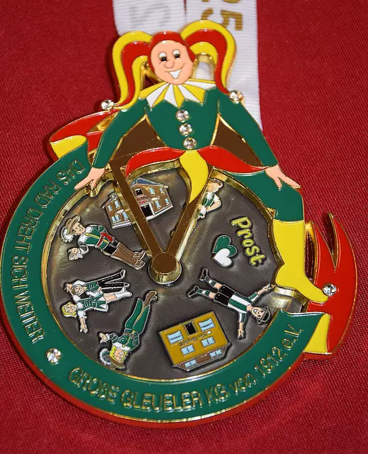 Gewinner des Ordenswettbewerbs ist die Große Gleueler. Deren „nachhaltiger“ Orden ist eigentlich der Orden von 2022. Da er wegen der durch Corona seinerzeit sehr eingeschränkten karnevalistischen Aktivitäten noch in großen Mengen vorhanden war, stelle sich die Frage, warum entsorgen? Mit neuem Band ein neuer Anlauf. Das Rad in der Mitte lässt sich auf Motive der Gesellschaft drehen. | Foto: Thiele-Effertz