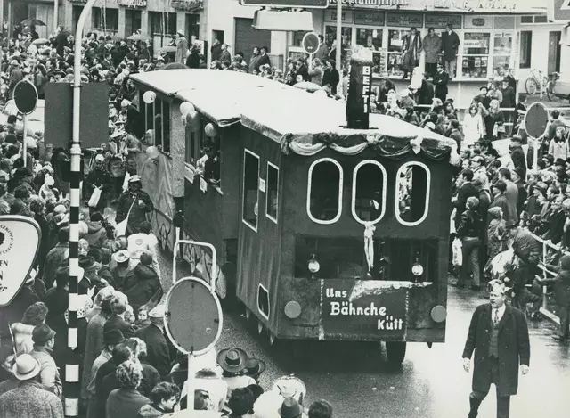 21. Februar 1971: der erste Zoch nach achtzehn Jahren Pause. Die Kyffhäuser mit dem "Feurigen Elias". | Foto: Stadtarchiv Brühl/H. Weingarten