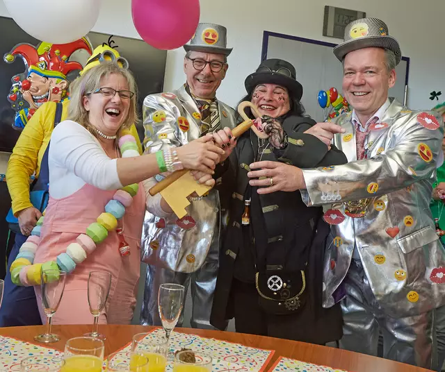Fröhliches Gerangel um den Kreishausschlüssel mit Landrat Jochen Hagt und Kresidireltor Klaus Grootens (r.). | Foto: OBK