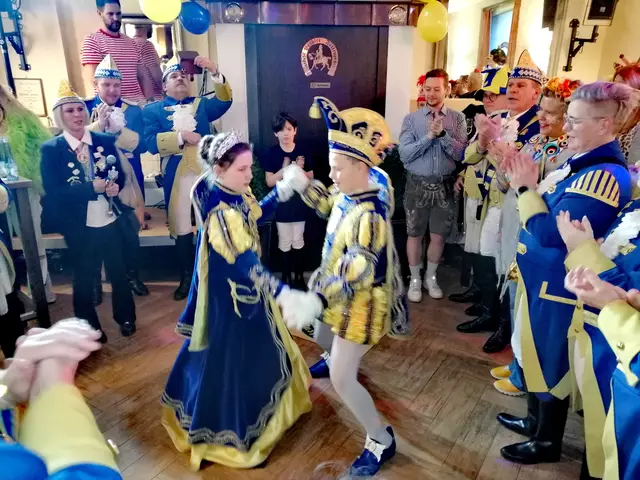 Das Brühler Kinderprinzenpaar sorgte tänzerisch, unter großem Beifall im Sudturm in der Giesler Galerie für Begeisterung.  | Foto: Heike Löhrer