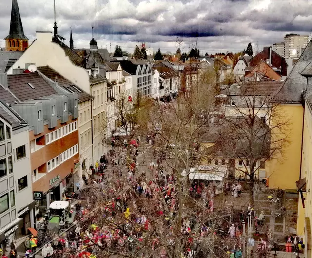 Pünktlich zur Schlüsselübergabe füllte sich die Innenstadt mit bunt verkleideten Narren und Närrinnen.  | Foto: Heike Löhrer