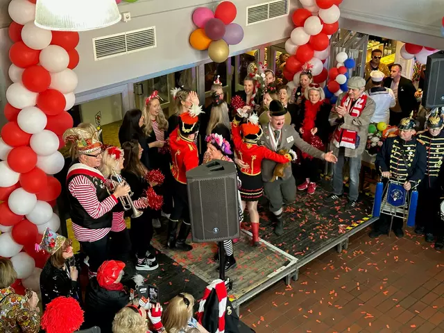Bürgermeister Dirk Breuer tanzt mit dem Marieche des Hürther Husaren Corps. | Foto: Stadt Hürth