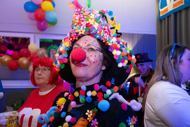 Kunterbunt wie das Kostüm von Coco aus Dieringhausen war auch das Programm. | Foto: Vera Marzinski