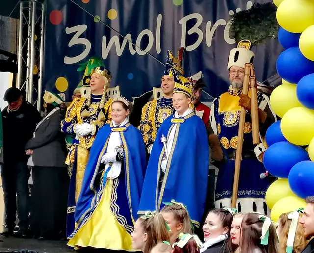 Das Brühler Kinderprinzenpaar übernahm die närrische Macht der kleinen Narren und Närrinnen.  | Foto: Heike Löhrer