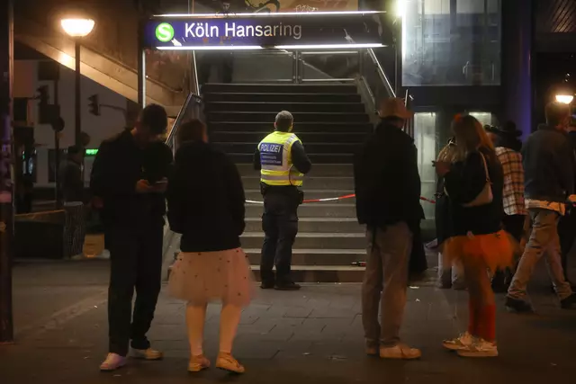 Eine Person auf den Gleisen des S-Bahnhofs am Hansaring ist von einem Zug überrollt worden. | Foto: Arton Krasniqi