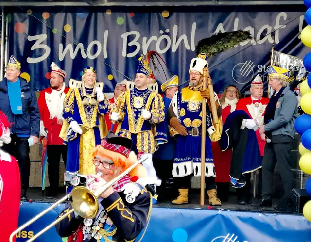 Das Brühler Dreigestirn übernahm bis Veilchendienstag die närrische Macht der Stadt Brühl.  | Foto: Heike Löhrer