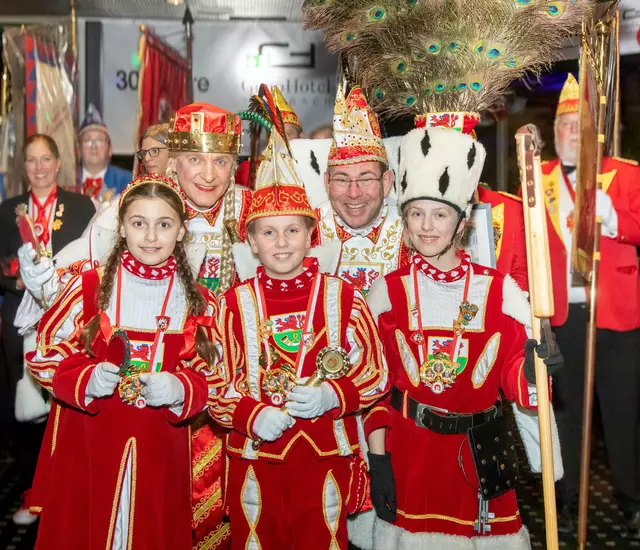 Die Rösrather Dreigestirne mussten ohne Bauer Jupp (Franz-Josef Schmitz) auskommen, da dieser erkrankt war (v.l.): Prinzessin Adriana (Kraatz), Jungfrau Bärbelchen (Frank Kuratle), die Prinzen Liam (Klein) und Stefan I (Stefan Ossege) und Bäuerin Emma (Kursawe). Foto: Axel König