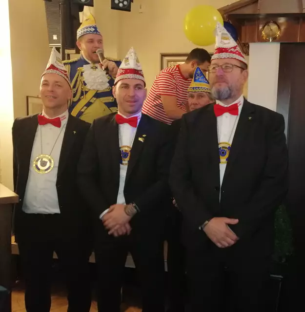 Das Brühler Dreigestirn wurde begrüßt von Andreas Granrath, Präsident der Fidele Bröhler Falkenjäger, hier im Sudturm.  | Foto: Heike Löhrer