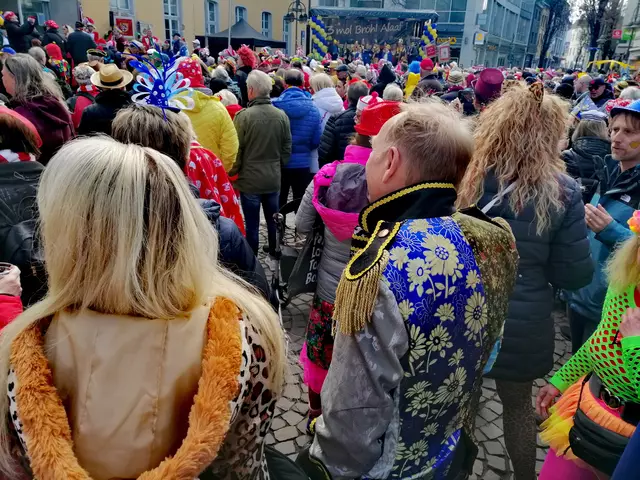 Buntes Publikum verfolgte die Schlüsselübergabe.  | Foto: Heike Löhrer