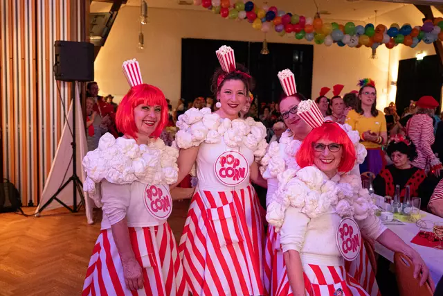 Monika, Sarah, Tanja und Beate erstellten ihr Popcorn-Kostüm in Eigenarbeit. | Foto: Vera Marzinski