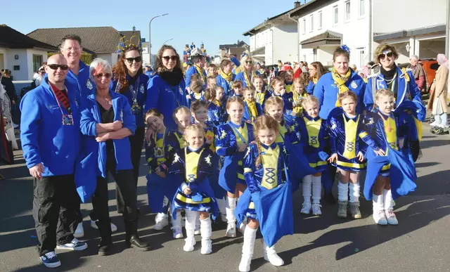 Blau und Gelb waren die alles beherrschenden Farben im Niederkasseler Karnevalszug