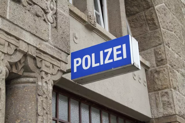 Symbolfoto: Das Leuchtschild einer Polizeiwache in Deutschland. | Foto: maho - stock.adobe.com
