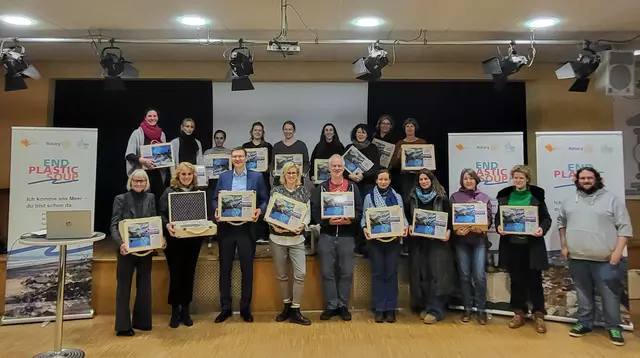 In der Nelson-Mandela-Gesamtschule trafen sich Vertreter*innen von 15 Schulen um den Bildungskoffer im Projekt EndPlasticSoup kennenzulernen. Foto: BAV