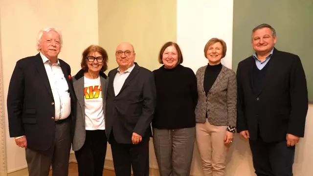 Das neue Kuratorium der Bürgerstiftung Rösrath (ohne Olaf Friedrich): Dieter Medenus und Lothar Uedelhoven (v.l.): Heinz Sauer, Inge Medenus, Hans Vierkotten, Brigitte Vierkotten, Ursula Wermerskirchen und Wolfgang Paaß. Foto: Robert Scheuermeyer
