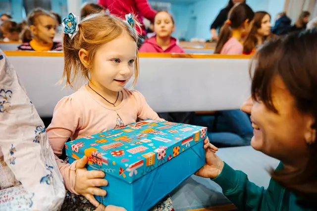 Ein kleiner Karton voller Geschenken, bringt große Freude. | Foto: Samaritan’s Purse