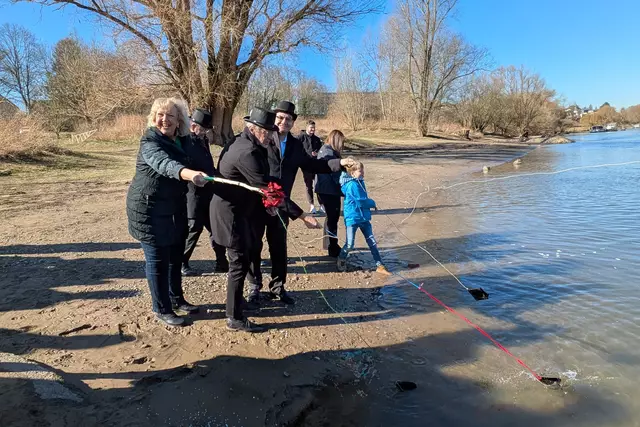 Ebbe in der Kasse: An Aschermittwoch trafen sich Bornheims Tollitäten am Herseler Rheinufer zum traditionellen Portemoneeauswaschen. | Foto: fes