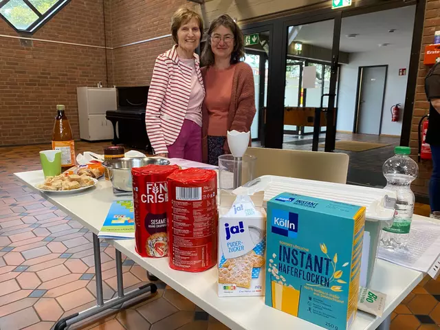 Dr. Sibylle Schreckling und Referentin Sabine Lacour geben Tipps zum Thema "Altern mit Genuss".  | Foto: Andrea Floß