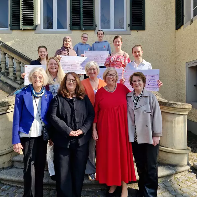 Gemeinsames Gruppenfoto: Die Preisträgerinnen des Wettbewerbs „Engagierte Mädchen“ sowie die beteiligten Akteure der Veranstaltung anlässlich des Weltfrauentages. Foto: Stadt Rösrath