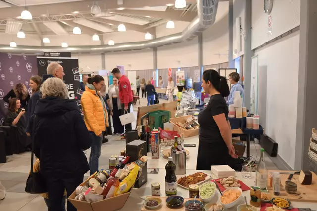 Das Angebot der ausstellenden Unternehmerinnen war sehr vielfältig und lud zum Probieren ein. | Foto: Herkenrath