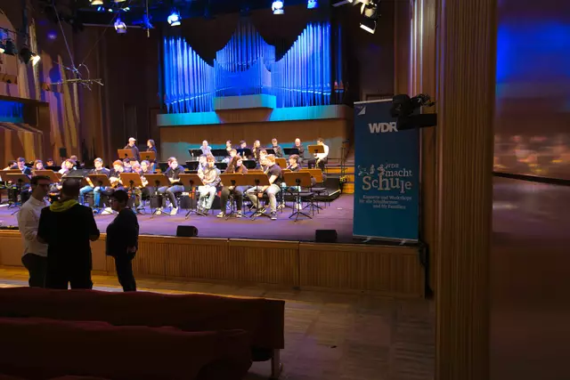 Ein paar Erinnerungen: Die La Musica-Bigband bei den Proben mit den Profis von der WDR Big-Band im großen Sendesaal des Senders.  | Foto: Torsten Rabe