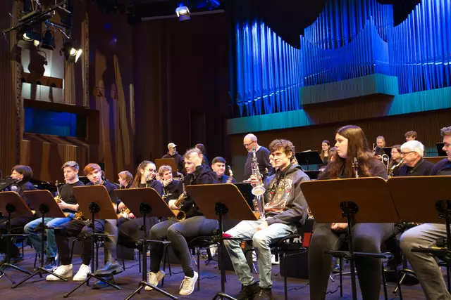 Und diese Kulisse ist schon echt beeindruckend. Aber die La Musica-Bigband hat die Profis mit ihren Leistungen echt überzeugt. | Foto: Torsten Rabe
