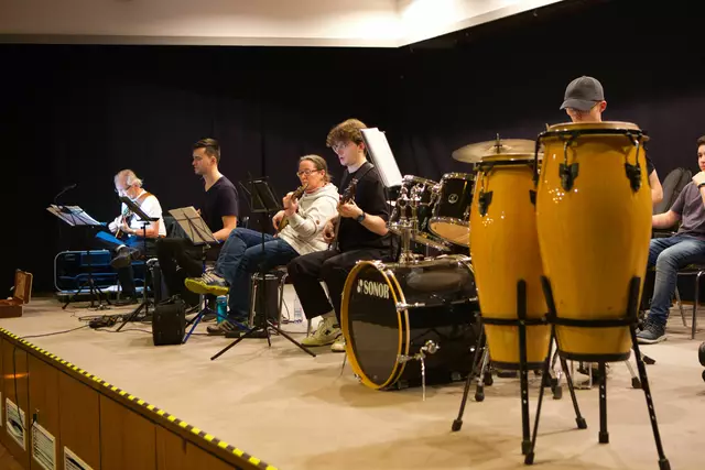Wenn die Rhythmusgruppe loslegt, bleibt kein Bein ruhig. | Foto: Torsten Rabe