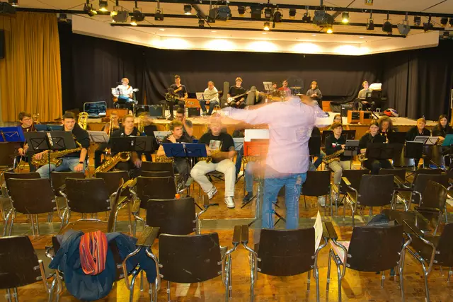 Und bei den Proben ist Bandleader Martin Endrös schneller als sein Schatten. | Foto: Torsten Rabe