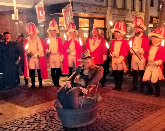 „Pastor" Wolfgang Vaupel (li.) verlas das lange Sündenregister des Servatius Nubbelinus.  | Foto: Heike Löhrer