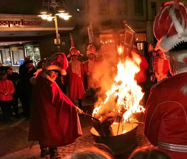Er brennt, der Nubbel wird mit Fackeln angezündet.  | Foto: Heike Löhrer