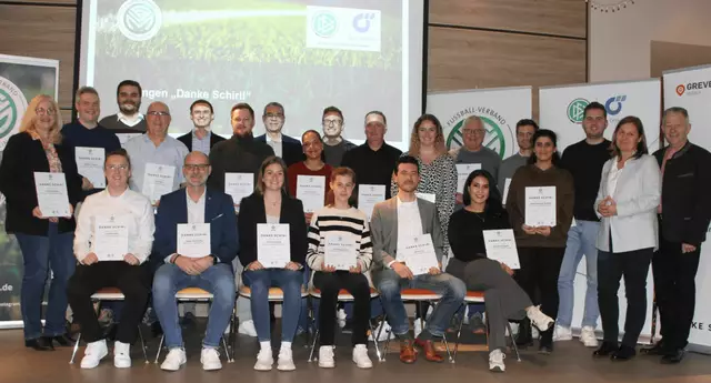 Die Kreissieger*innen der Aktion „Danke Schiri“ im Fußball-Verband Mittelrhein mit FVM-Vizepräsident Hans-Christian Olpen (hintere Reihe, 3. v.l.), DFB-Schiedsrichter Dominik Jolk (hintere Reihe, 4. v.l.), Head of Marketing der Greven Medien Kathleen Oswald (mittlere Reihe, 2. v.r.) und Vorsitzenden des Verbandsschiedsrichterausschusses Peter Oprei (mittlere Reihe, 1. v.r.).  

 | Foto: Bernd Peters/FVM