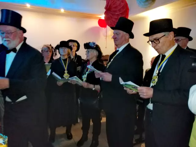 Der Senat-Chor&amp;Freunde sorgte durch Gesang für musikalische Stimmung.  | Foto: Heike Löhrer