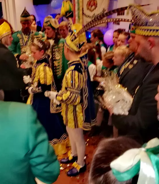 Unterstrichen mit Tränen war auch die Auskleidung des Brühler Kinderprnzenpaars, Mirija Ohlert und Julian Fuß.  | Foto: Heike Löhrer