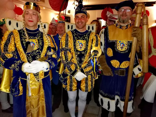 Das Dreigestirn, noch komplett mit Ornat.  | Foto: Heike Löhrer