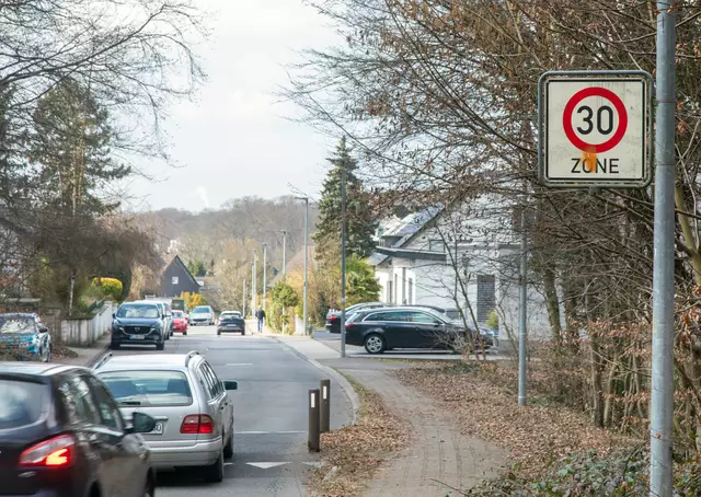 Nach Ansicht der Interessengemeinschaft sollen mehr Tempo 30-Markierungen auf die Geschwindigkeitsbegrenzung zwischen Paffrath und Nußbaum hinweisen. Foto: Axel König