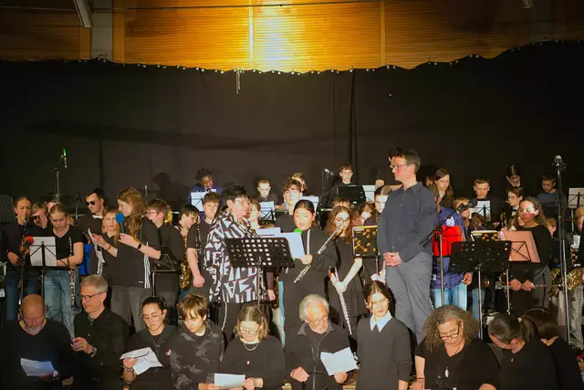 Bandleader Martin Endrös (rechts) wurde van allen Musikerinnen und Musikern besonders für seine herausragenden Leistungen für die Bigband und die Bläserklassen der Musikschule La Musica geehrt. | Foto: Torsten Rabe