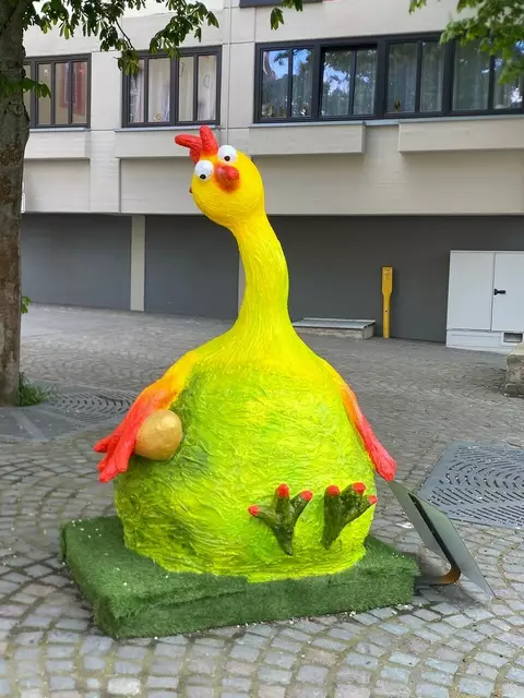Es gibt ein Wiedersehen mit dem fröhliche Riesenhuhn „Hope“ von Künstlerin Ela Rübenach. | Foto: Bürgerstiftung