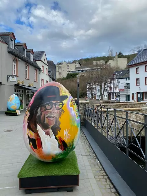 Erinnerung an Hans Süper und „Du Ei“ auf einem der Ei-Kunstwerke in Bad Münstereifel. | Foto: Bürgerstiftung