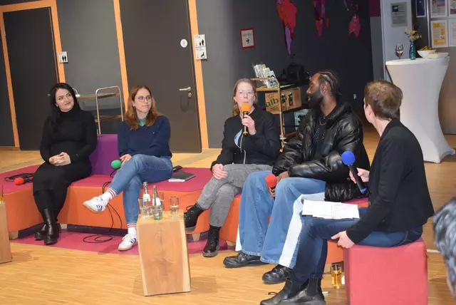 Moderatorin Melanie Wielens (r.) begrüßte auf dem Podium Influencerin Laura, DGB-Gewerkschaftssekretärin Nicola Dichant, Projektleiterin Bianca Degiorgio und Musiker J-J Da Costa (v.l.). Foto: Hoeck